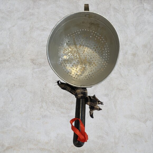 HANDMADE -- Christmas Snowmen, Hand Painted VINTAGE Kitchen Colanders, 1 Sm/1 Lg - Picture 6 of 7